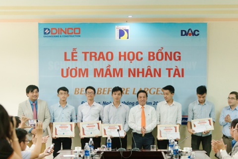 DINCO E&C AWARDING THE SCHORLARSHIP OF 100 MILLION TO DA NANG UNIVERSITY OF TECHNOLOGY