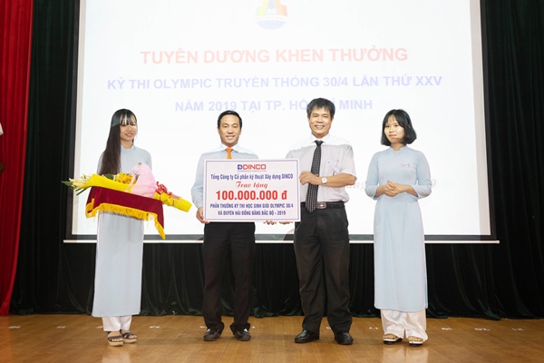 DINCO E&C PRESENTING THE REWARD OF 100 MILLION VND TO LE QUY DON HIGH SCHOOL